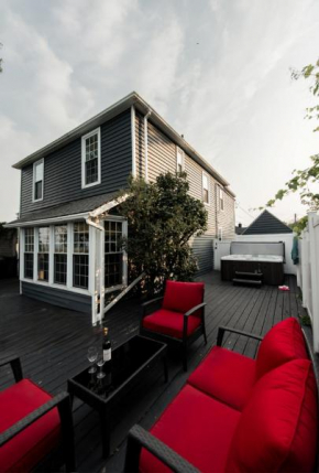 Hamilton's Stunning Lake Views! Modern Open concept HotTub,firepit, 3BR